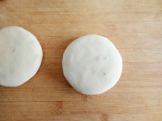 18、香麻饼,然后将圆球按扁成饼状。