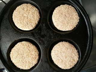 22、香麻饼,铸铁锅预热，不用刷油，（喜欢用油煎的随意）放入小饼。