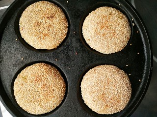 24、香麻饼,烙至芝麻微微金黄，出芝麻香味儿。