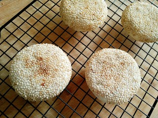 25、香麻饼,放面包架上微微一晾。