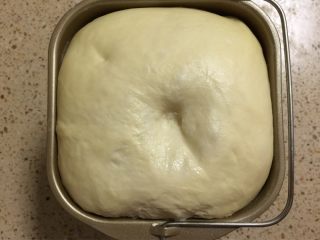 2、花生酱面包卷#乐享双节#,发酵至两倍大。