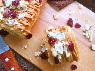 11、花生酱面包卷#乐享双节#,切块尝尝。