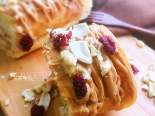 14、花生酱面包卷#乐享双节#,来个近照。