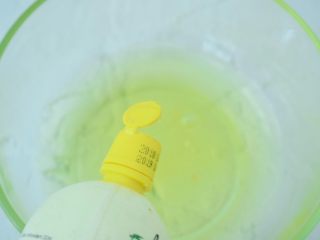 3、蛋白舒芙蕾,蛋清中加入柠檬汁，打至粗泡