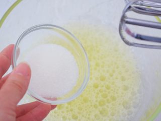 4、蛋白舒芙蕾,白糖分三次加入到打发的蛋清中