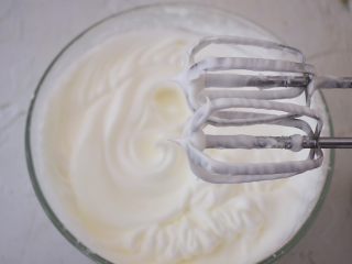 6、蛋白舒芙蕾,提前打蛋器有小尖角即可