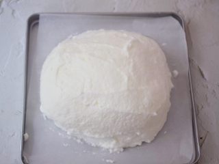 7、蛋白舒芙蕾,烤盘垫一张油纸，倒入蛋白霜，用搅拌铲子整理好