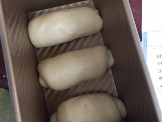 13、一发也能做出超级柔软的土司,依次卷好其余的两个面团，放入吐司盒中；