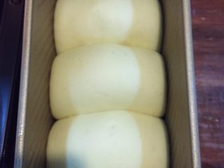 14、一发也能做出超级柔软的土司,放在温暖湿润的位置，盖上保鲜膜，进行发酵，大概发到7、8 分满的时候，就可以开始烘烤了；