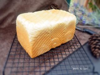 16、一发也能做出超级柔软的土司,出炉，脱膜，带点余温，就可以打包了了；