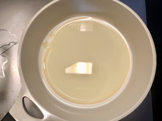 2、抹茶蛋糕卷,10克糖加牛奶和油放入奶锅，小火加热，边加热边搅拌，直到糖完全融化，待冷却