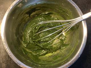 3、抹茶蛋糕卷,将第二步的液体倒入低粉和抹茶粉，搅拌均匀