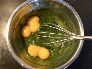 4、抹茶蛋糕卷,加入5个蛋黄，再搅拌均匀