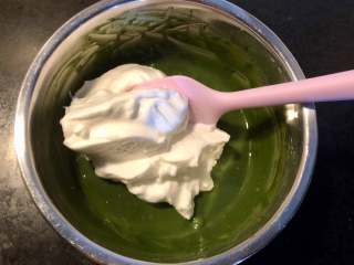 9、抹茶蛋糕卷,取1/3的蛋白倒入抹茶糊，翻拌均匀