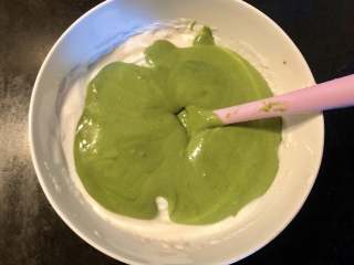 11、抹茶蛋糕卷,将翻拌好的抹茶糊倒入剩余的蛋白中