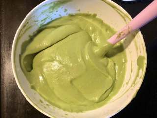 12、抹茶蛋糕卷,拌好的状态，烤箱预热170度