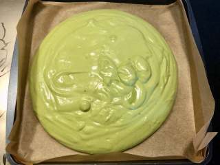 13、抹茶蛋糕卷,将翻拌好的糊倒入烤盘里