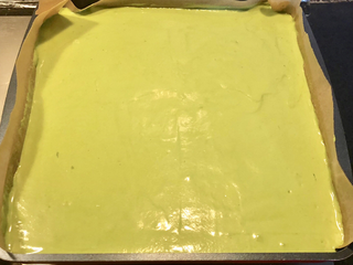 14、抹茶蛋糕卷,用刮板刮平，震出气泡