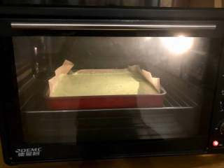 15、抹茶蛋糕卷,放入烤箱中下层，170度烤18分钟