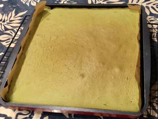 16、抹茶蛋糕卷,烤完的抹茶蛋糕卷