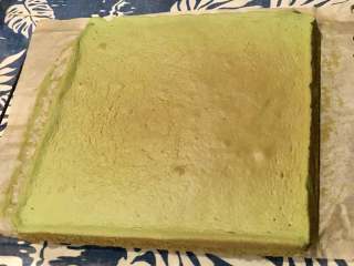 17、抹茶蛋糕卷,放在晾网上，并撕开四边的油纸晾凉