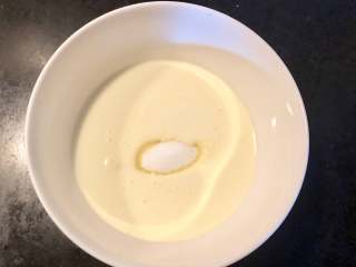 18、抹茶蛋糕卷,淡奶油加糖打发