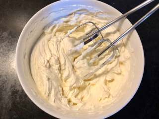 19、抹茶蛋糕卷,奶油打至8分发左右