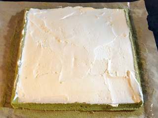 20、抹茶蛋糕卷,将打发好的奶油抹在蛋糕片上，中间奶油多一点