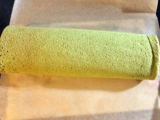 21、抹茶蛋糕卷,双手将蛋糕两边拎起来，把蛋糕卷成圆形后，放冰箱冷藏1个小时