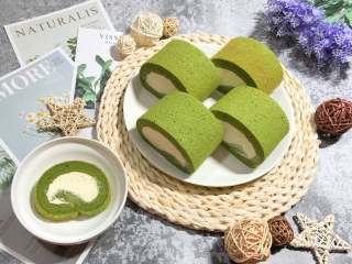 22、抹茶蛋糕卷,用学厨面包刀切去两边，再切成4段半，小半段的卷平放在圆形的碗中，摆好造型拍照啦！