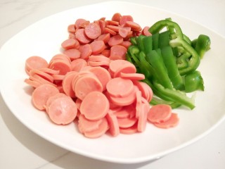 12、自制火腿肠披萨,火腿肠，灯椒，烤香肠切好备用