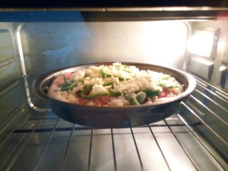 16、自制火腿肠披萨,200度，中层再烤15分钟，喜欢吃酥脆的饼底，（具体的温度，根据自己家的烤箱调节）