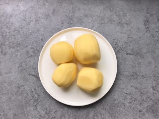 1、凤尾虾球,食材准备：土豆去皮450g备用（这个是做8个虾球的量）