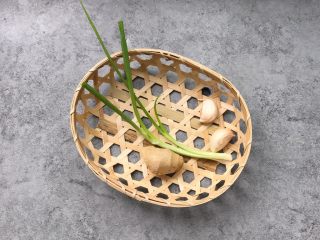 3、凤尾虾球,辅料：葱一根、蒜瓣2个、姜