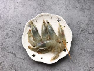 6、凤尾虾球,用牙签去除虾线