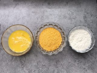 12、凤尾虾球,提前准备好：两个鸡蛋打散、面包糠55g、面粉55g