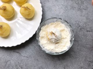 13、凤尾虾球,土豆虾球先滚均匀面粉