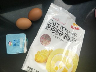 1、小熊纸杯蛋糕,鸡蛋两个，低筋面粉，酸奶，还需要白糖