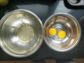 2、小熊纸杯蛋糕,蛋清。蛋黄分离