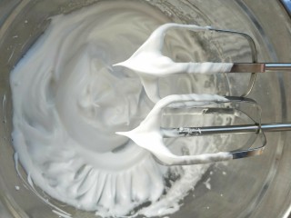 3、小熊纸杯蛋糕,蛋清加入几滴柠檬汁（白醋也可），打发到直尖