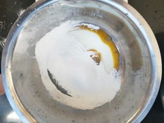 5、小熊纸杯蛋糕,然后筛入低筋面粉