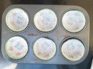 7、小熊纸杯蛋糕,准备六个纸杯，和模具