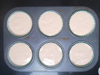 8、小熊纸杯蛋糕,把面糊装进裱花袋里，比较好操作。挤入纸杯。8分满。