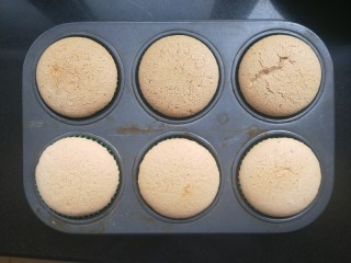 9、小熊纸杯蛋糕,进烤箱。上下火。160度，25分钟。