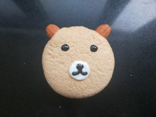 11、小熊纸杯蛋糕,用巧克力酱（我用的黑芝麻酱）画出眼睛，鼻子。