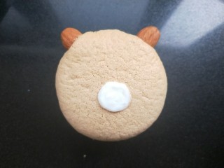 10、小熊纸杯蛋糕,取一个蛋糕，在顶端插入两个扁桃仁。用沙拉酱在表面偏下的位置画一个圆形。