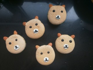 12、小熊纸杯蛋糕,依次画好，有一个开裂了，我就画了五个。