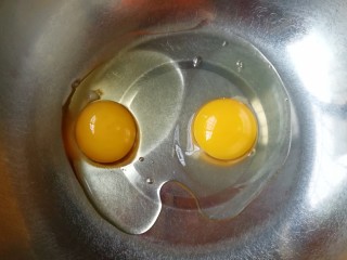 2、芝麻杯子蛋糕,鸡蛋打入打蛋盆里。