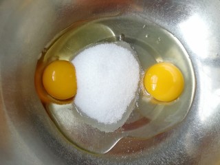 3、芝麻杯子蛋糕,加入细砂糖。
