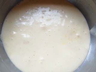 6、芝麻杯子蛋糕,加入玉米油翻拌均匀。